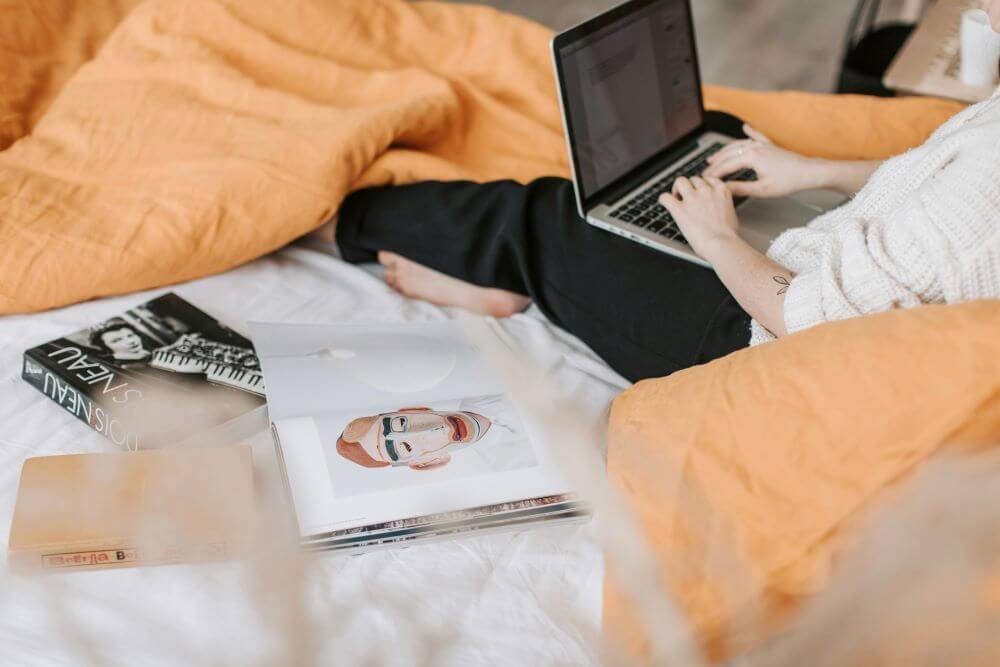 Mastering the Art of Selling Paintings Online: A Comprehensive Guide 2 pexels vlada karpovich 4050397